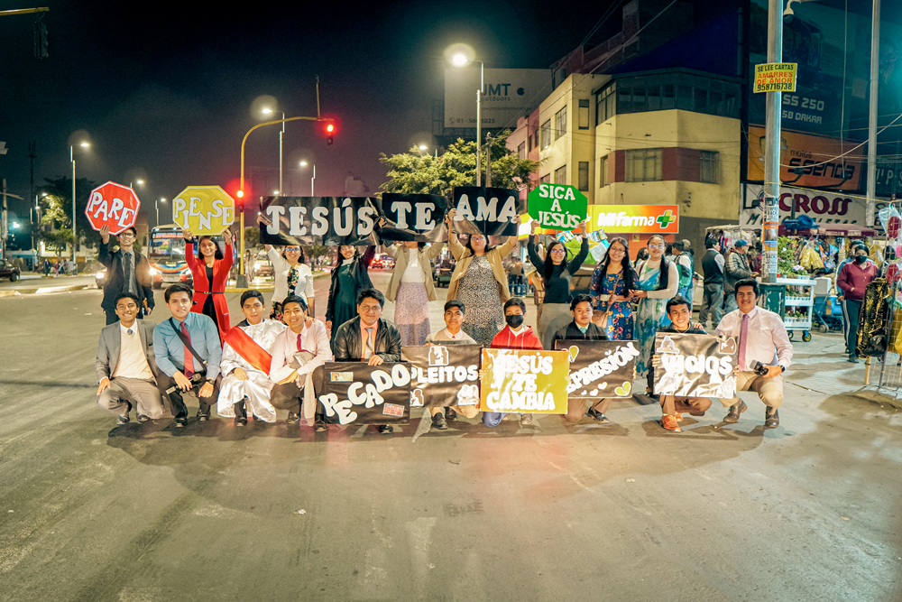 Trujillo Jóvenes evangelizan en los semáforos